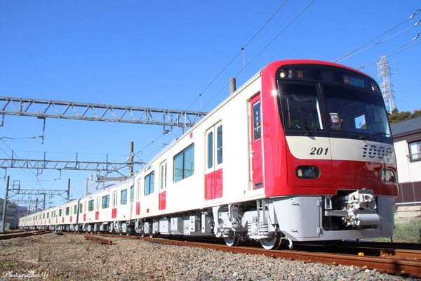【フォトレポート】京浜急行電鉄、「白い京急電車」が京急線を走行　報道陣向けに撮影会を開催
