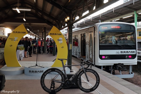 JR東日本、自転車を折りたたまず乗車できる列車「B.B.BASE」の運転開始を記念して両国駅で出発式を開催