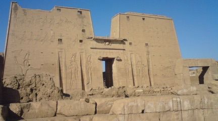 エドフ神殿正面