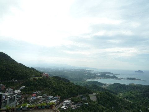 海の向こうは基隆の街