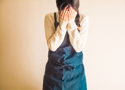 泣く女性