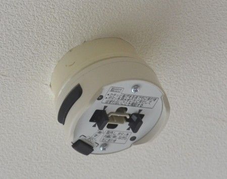LEDシーリングライトの部品の取り付け