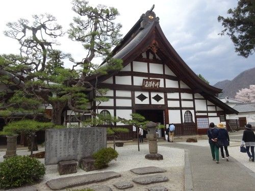 散り始めた恵林寺の桜