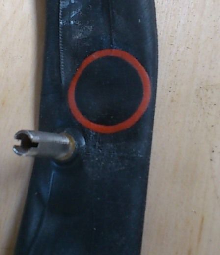 自転車のパンクを100円ショップの修理キットで修理
