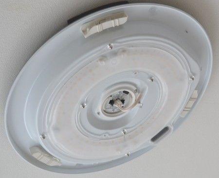 LEDシーリングライトの本体の取り付け