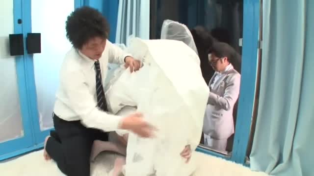 幸せいっぱいの花嫁をウエディングドレス姿で寝取って新婦の目の前で膣内射精きめるMM号動画!