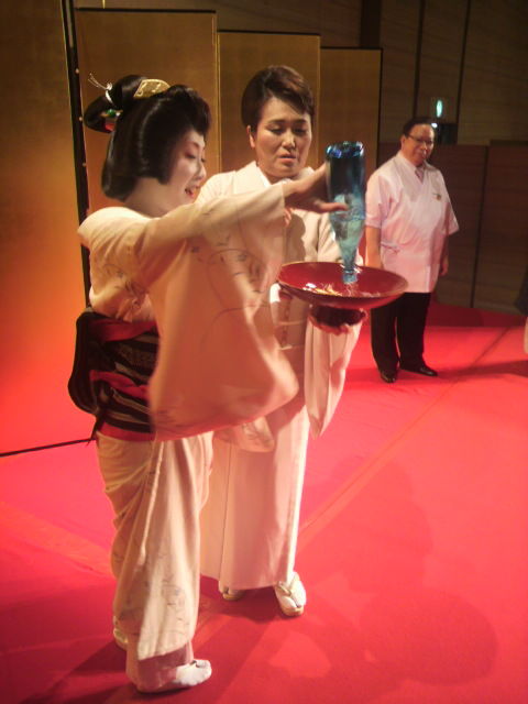 47、女将が大杯でワシらあに一気を!