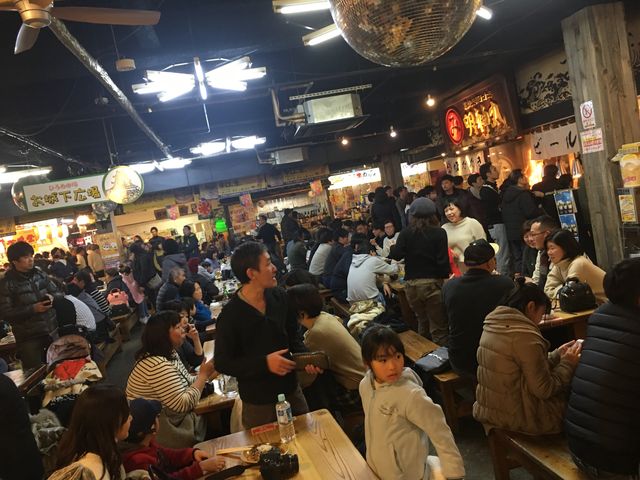 写真2 大混雑の「ひろめ市場」