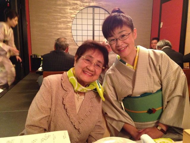 酢みかん手拭いを使う松崎先生と畠中さん