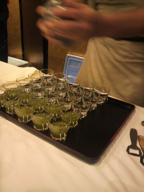 ラストの酢みかんカクテルを作る