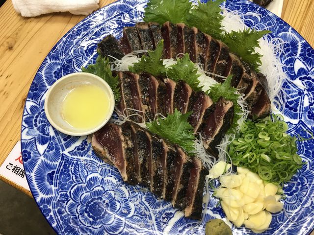 写真8 ワラ焼き鰹の塩タタキ