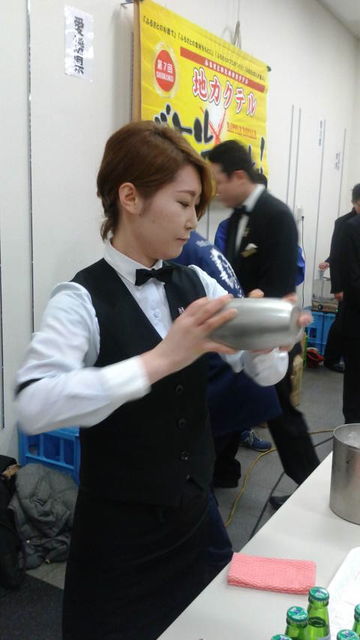 (12)シェイカーをふる中田さん