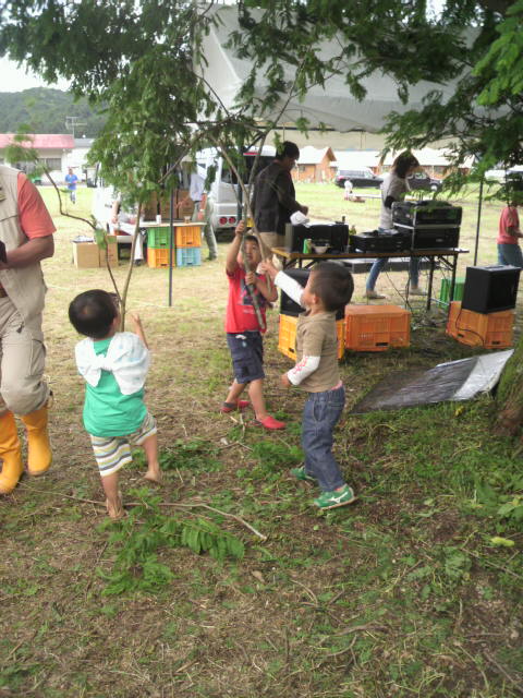チャンバラする子供