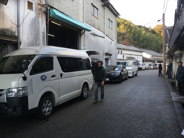 写真17 出荷に車が大行列