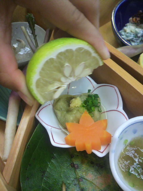 酢みかんを搾る