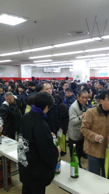 (1)「四国酒まつり」に人の波