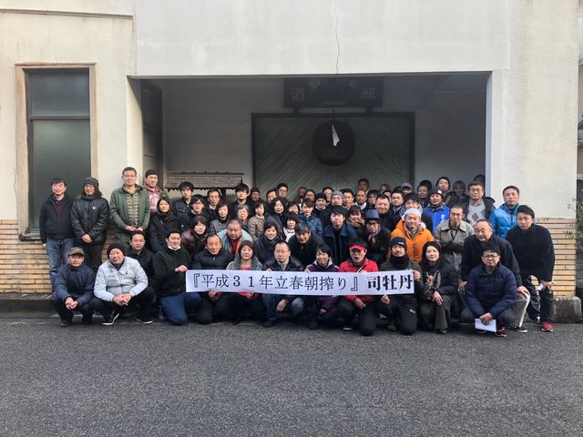 (16)酒林の下で記念撮影