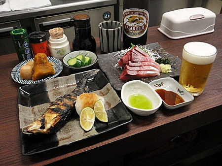 高はし」あゆ塩焼き、わらさ刺身、「やじ満」カレーチャーハン