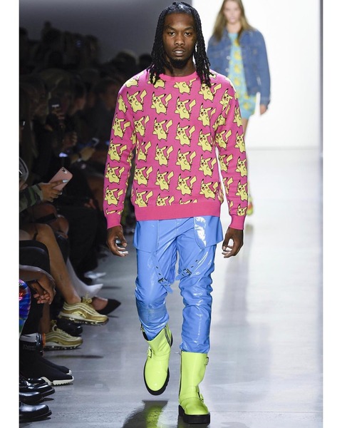 ピカチュウのスウェットを着るオフセット