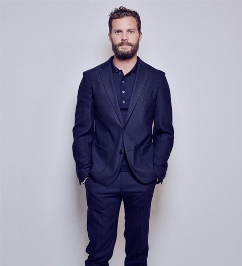 ボスのスーツを着るジェイミー・ドーナン