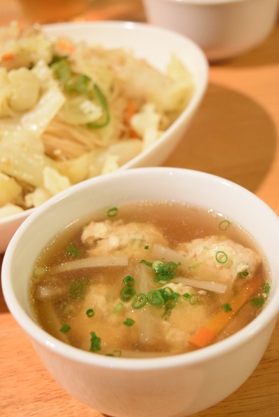 エスニック鶏団子スープ