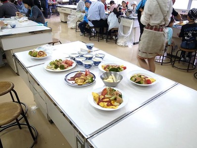 みんなで食事b