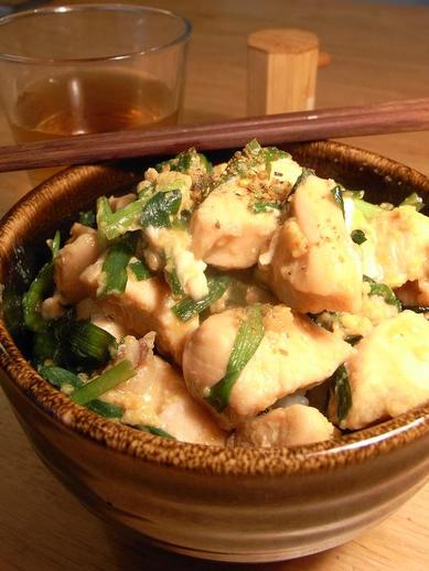 にら鶏丼b
