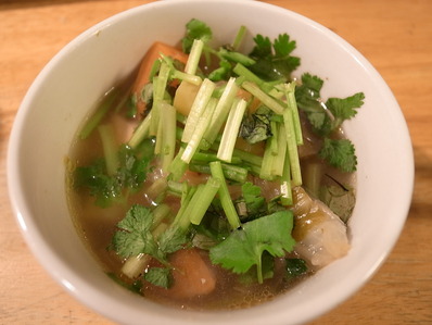 野菜スープパクチーのせ