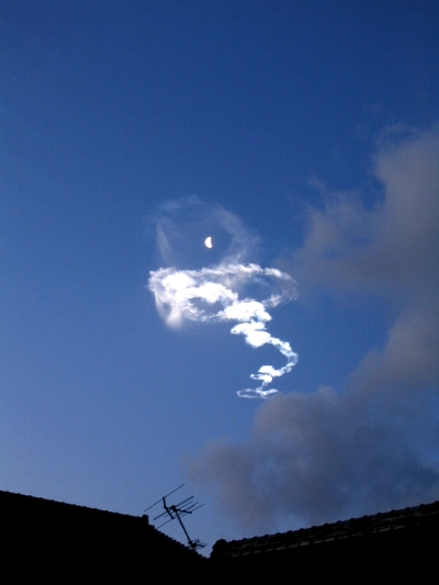 月とロケット雲
