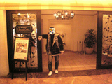 食べ放題店前