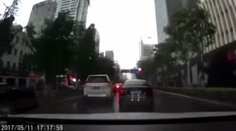 Lightning strikes a car while driving
