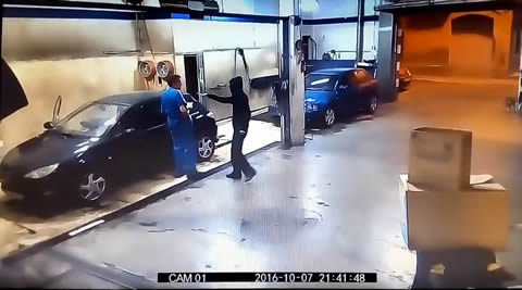 Thief Outsmarted by Car Wash Attendant