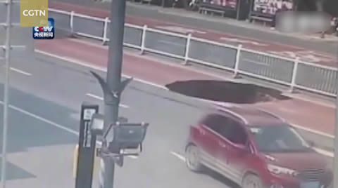 giant sinkhole nearly swallows bus in S China