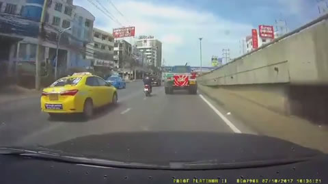 Trailer Detaches from Truck