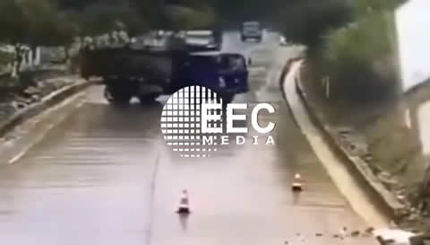 3 dump trucks synchronous spin on a wet road