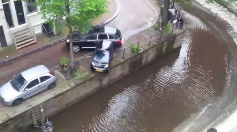 Stolen Porsche Cayenne pushes Smart into Canels of Amsterdam