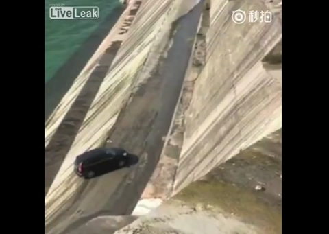 TOW TRUCK ON SLIPPERY ROAD SENDS BROKEN CAR INTO RIVER IN CHINA