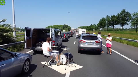 Guy finds a fun way to kill time in traffic