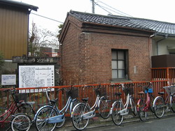稲荷駅ランプ小屋