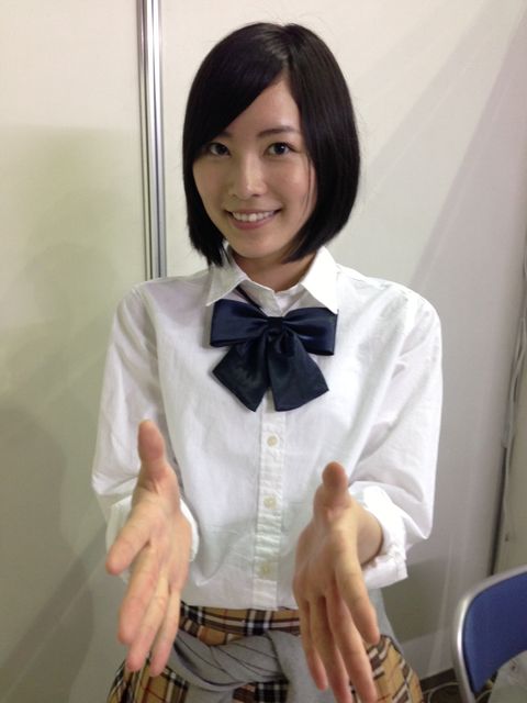 握手をする松井珠理奈