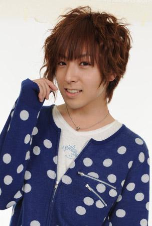 声優の蒼井翔太氏は女性ホルモンでも入れてるのかと思う顔だな。ヒゲも全くなさそうだし