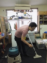 大ちゃん掃除機をかける