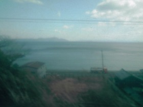 琵琶湖を横目に