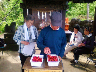 盃山早朝会_さくらんぼ差し入れ