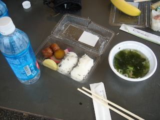 2009佐渡LR_BSのおにぎり&味噌汁