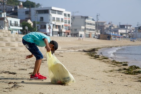 ウミガメ隊_ゴミ拾い_2014-07-16 07-49-51