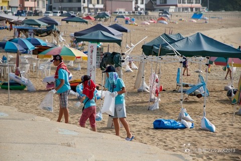 ウミガメ隊_ゴミ拾い_前浜_2013-08-14 07-32-23