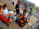 夕陽をバックにBBQ
