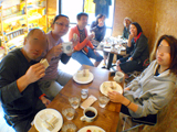 サンドイッチとコーヒーで朝食