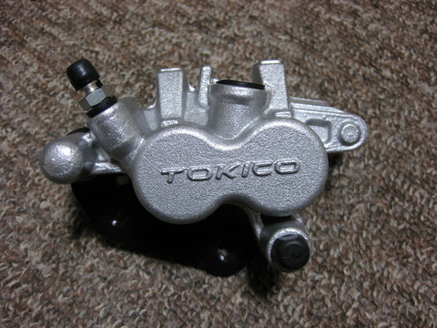 アドレスⅤ125Ｇ　カワサキKX85　フロントキャリパー流用品　ＴＯＫＩＣＯ KX85 フロントキャリパー アドレスV125S 流用 - メルカリ